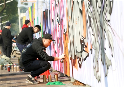 江南城區(qū)臨沅路上，涂鴉愛好者正在進(jìn)行街頭涂鴉藝術(shù)創(chuàng)作