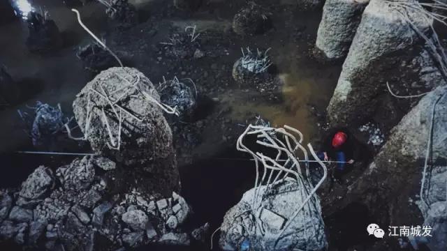 為了第二天清早不影響泥工砌筑磚胎模，夜間進(jìn)行電梯井放線作業(yè)