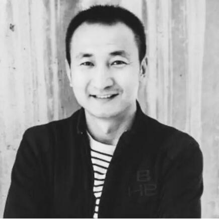 劉軍 中央美術學院藝術管理碩士、澳大利亞國立大學創(chuàng)新工商管理碩士、北京國際設計周藝術社區(qū)聯(lián)盟發(fā)起人和執(zhí)行委員會主任、藝術介入聯(lián)合創(chuàng)始人、全國九大重點美院千里之行“踐行”藝術計劃發(fā)起人、藝術北京博覽會“ART PARK”公共藝術板塊聯(lián)合發(fā)起人運營總監(jiān)。專注公共藝術項目的開發(fā)管理。