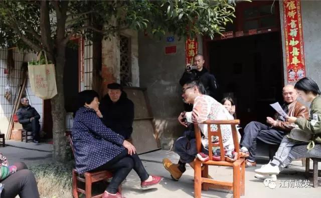 △ 趙明——“這次創(chuàng)作強(qiáng)調(diào)在地性、紀(jì)念性與參與性。我們針對(duì)問卷，以外來人的身份，來介入、想象生活在此地的居民，他們發(fā)生的故事和曾經(jīng)的生活狀態(tài)?！? data-=