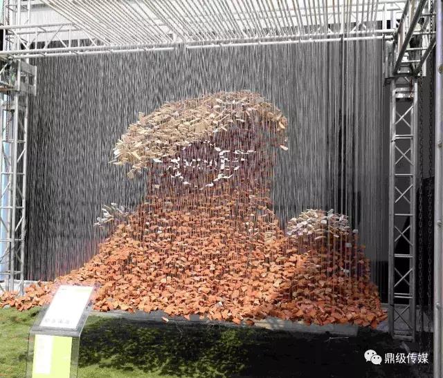由棚戶區(qū)拆下的磚渣、瓷磚碎片用魚線串成名為《紅海》的藝術(shù)裝置