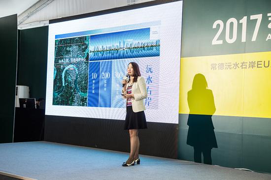 常德市江南城市發(fā)展有限公司董事副總經(jīng)理谷穗則為現(xiàn)場(chǎng)觀眾介紹了這個(gè)投資超過200億元、面積300萬平方、持續(xù)建設(shè)8到10年的沅水右岸如何建構(gòu)城市·人·生活三者之間的關(guān)系