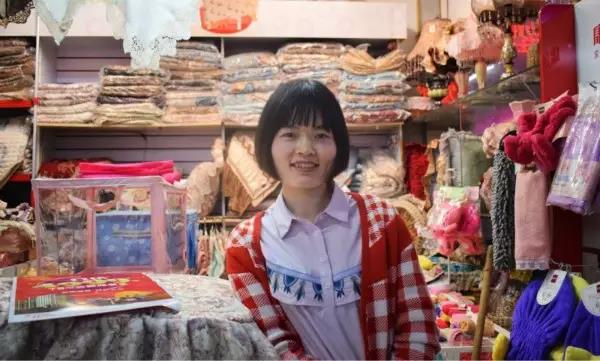 “就算現(xiàn)在橋南市場的經(jīng)濟一直在后退，可我覺得它是永遠不會倒閉的?！保v